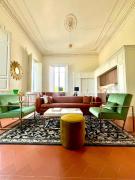 Luxury apartment with large terrace and jacuzzi next to famous historic walls of Lucca