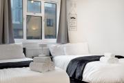3-Bed Retreat in Canary Wharf- Sleeps 8