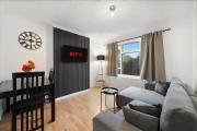 3-Bed Retreat in Canary Wharf- Sleeps 8