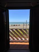 Departamento frente al mar, remodelado y equipado