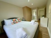 Woking 2-Bed Flat with Balcony, En-Suite and Parking
