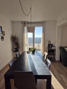 Appartement lumineux avec balcons et tram au pied