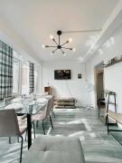 Modern Bright Top-Floor Flat