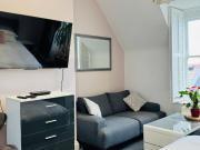 Penthouse Suite, Sea View, Close to Shops, Beach and Train