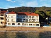 Studio vue mer pieds dans leau plage de Cavalière