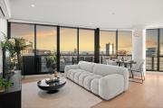Sub Penthouse in Docklands w Breathtaking Views - Pool, Gym & Parking