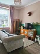 The Ferns - Modern Apartment With Parking & Shared Garden