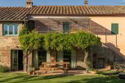 Historic Farmhouse With Loggia In Cortona