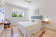 Elegant Apartment, Steps from the Sea with Parking Included