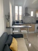 Beachside Art Deco Studio - Direct Tram to Airport