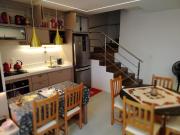 Duplex com churrasqueira, piscina, ar-condicionado nas suítes e garagem fechada, a 400m da praia