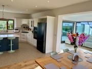 Superb bright spacious five bedroom home, 6 beds, sleeps 10-11 guest, 10 minutes from town centre