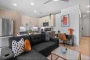 Modern King Suite Downtown Austin and Wi-Fi NEW
