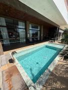 Apartamento com piscina, dois quartos e perto da praia