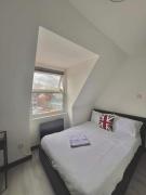Just a 2 minute walk from Golders Green Studio 7