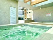 Apartamento em Condomínio Frente-Mar com Piscinas, Jacuzzi Aquecida, Sauna, Academia, Brinquedoteca, Churrasqueira na Sacada, Cozinha Completa e Lazer de Home Club