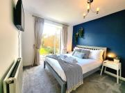 Spacious 4 Bed Family Home with Private Garden & Free Parking - Hamilton