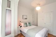 Spacious En Suite Room, Opposite of Tube Station, 5 minutes from Oxford Street