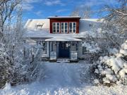 Vackert nyrenoverat 1800-talshus med bastu, vedspis och kamin