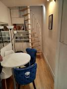 Chambre chez lhabitant à 200m des Champs Elysees et de lArc de Triomphe