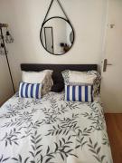 Chambre chez lhabitant à 200m des Champs Elysees et de lArc de Triomphe