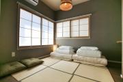 QU101 Ground-Floor 2BR Family Home, 6 Min to Koiwa, 1 Double Bed and 3 Futons, Sleeps 5