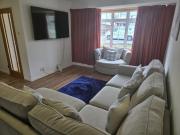 Spacious Family Home Garden, Free Parking & Close to Heathrow