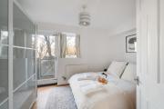 2BR Waterside Flat Parking WiFi Garden & DLR Nearby