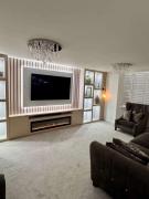 The Grand 4-Bed Ebbsfleet Home - Big Garden & Parking, Near Bluewater