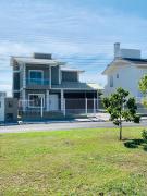 Casa com Piscina em Ótima Localização nos Ingleses