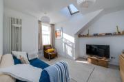 2-Bedroom Stunning Spacious Loft Apt Near Beach Sleeps 4 with Sea View, Pet-friendly - by Blue Puffin Stays