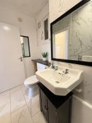 Modern Bright Top-Floor Flat