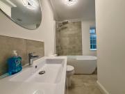 Ascot Stylish 3 Bedroom House with Driveway