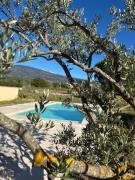 Le Mas des Grillons, mas rénové entièrement climatisé avec piscine et vue Ventoux