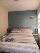 2 bed Chalet - Sleeps 4 - Pets - Garden - Parking