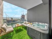 Amazing Studio with Balcony and Jacuzzi I Near Dubai Mall & Downtown I Sleeps 4