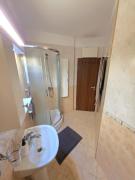 Balcony and Mountain View 7 min Walk to Ski Gondola