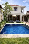 Seminyak Double6 Beach 5BR Villa - pool & parking