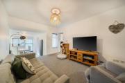 Spacious Three Bedroom Flat in Filey Town Centre with Workspace