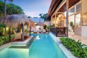 Seminyak Beach Seagrass Villa 4BR - pool & staff