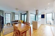 Bright 2-Bed London Flat with Balcony Near Stratford Station