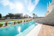 Pilar Poolside Living, luxury swim-up apt, ground-floor - by Oyoostays