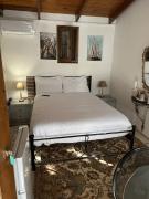 Georges Room Halandri