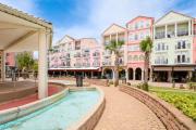 Spacious townhome with shared pool near golf, marinas, & restaurants