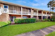 Cozy condo with balcony, walking distance to conch house and WIFI