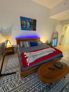 Boho Studio Downtown Rogers Views Heated Parking