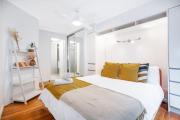 Stylish 1BR with private Garage 450m from Darling Harbour aterfront and ICC
