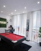 Luxury Open plan Penthouse in the heart of Excel, London with Private Pool table Luxury Open plan Penthouse in the heart of Excel, London with Private Pool table