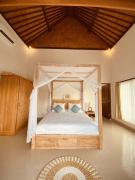 1 bedroom jungle flat with large balcony