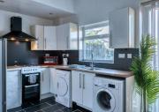FREE parking, LARGE House for Contractors & Families, Sleeps 6, 15mins to City Centre